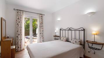 2 bedrooms, iron/ironing board, free WiFi, bed sheets