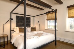 2 makuuhuonetta, työpöytä, silitysrauta/-lauta, vauvan matkasänky