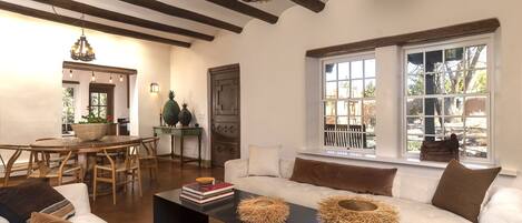 Smart TV, caminetto, studio, stampante