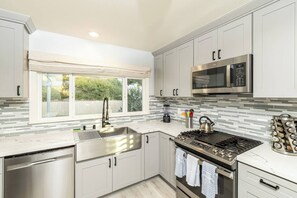 Kylskåp, mikrovågsugn, ugn och spishäll