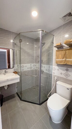 Quarto casal superior | Banheiro | Produtos de toalete grátis, secador de cabelo, chinelos 