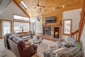TV, video games - New Campshire · Townhouse w/Resort Amenities & Private Beach (Woodstock)