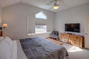 Desk, iron/ironing board, WiFi, bed sheets - New Campshire · Townhouse w/Resort Amenities & Private Beach (Woodstock)
