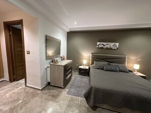 3 bedrooms, desk, iron/ironing board, WiFi