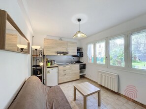 Réfrigérateur, four à micro-ondes, un four, surface de cuisson