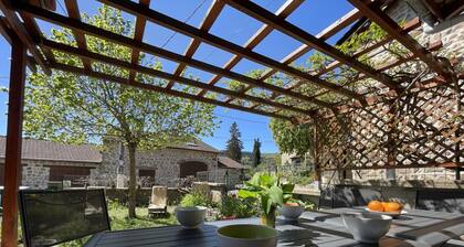 Maison cocooning à la montagne - activités nature, cheminée, jardin clos, animaux bienvenus