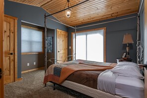 4 bedrooms, iron/ironing board, free WiFi, bed sheets