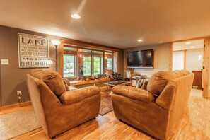 TV, DVD player - LOVELY LAKEFRONT HOME ON THE EASTERN SIDE OF CASTLE ROCK LAKE (Friendship)