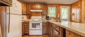 CHARMING LAKEFRONT COTTAGE ON THE EASTERN SIDE OF CASTLE ROCK LAKE
