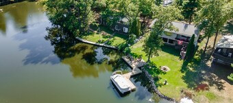 CHARMING LAKEFRONT COTTAGE ON THE EASTERN SIDE OF CASTLE ROCK LAKE