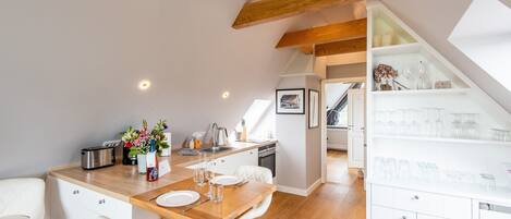 Fridge, oven, stovetop, dishwasher