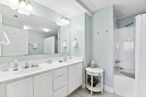 Sèche-cheveux, serviettes fournies, savon, papier toilette