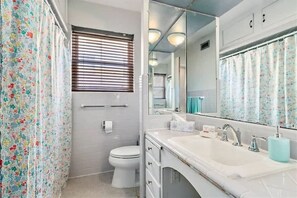 Shower, shampoo - *Cozy Apt in Riverside*- Wi-Fi, Riverfront, Tv (Jacksonville)