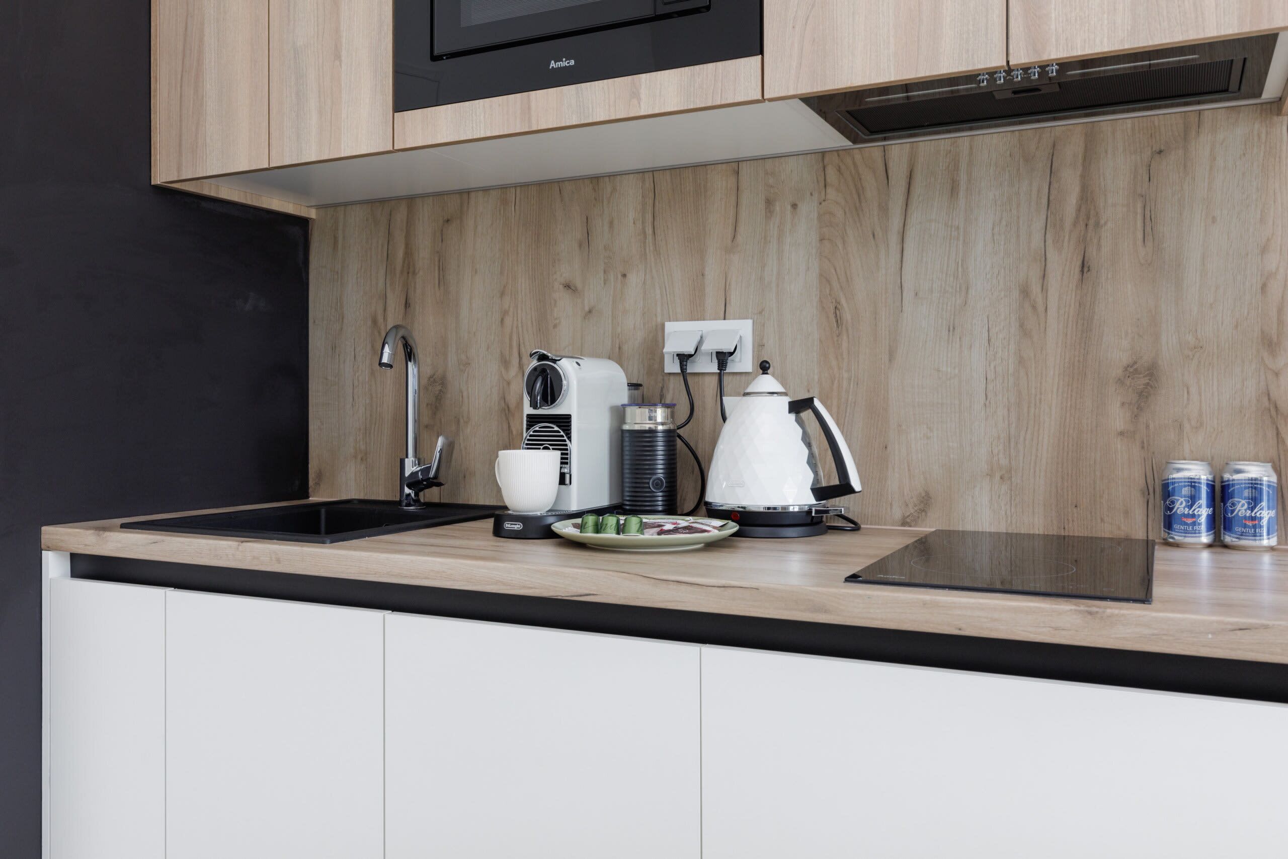 Kjøleskap, mikrobølgeovn, kokeplater og oppvaskmaskin