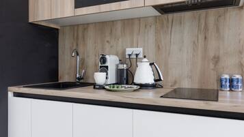 Kjøleskap, mikrobølgeovn, kokeplater og oppvaskmaskin