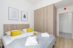 1 dormitorio, tabla de planchar con plancha, wifi y ropa de cama
