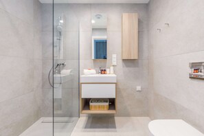 Shower, shampoo