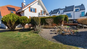 Una zona residencial con casas, un jardín y un sendero de grava.