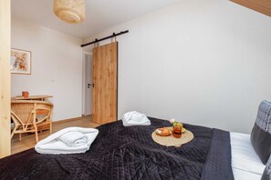 1 bedroom, desk, iron/ironing board, WiFi