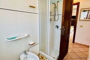 Dusche, Haartrockner, Bidet