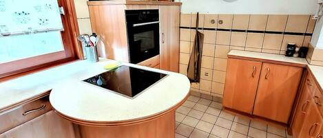 Een koelkast, een oven, een vaatwasser, een koffiezetapparaat/waterkoker