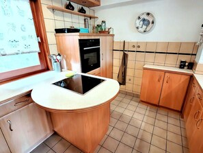 Fridge, oven, dishwasher, coffee/tea maker