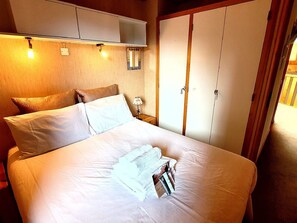 2 室のベッドルーム、アイロン / アイロン台、WiFi (無料)