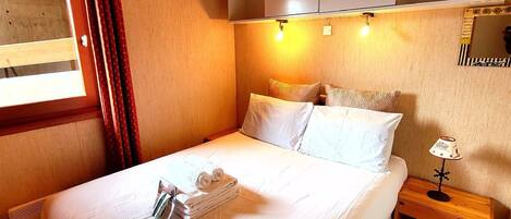 2 bedrooms, iron/ironing board, free WiFi