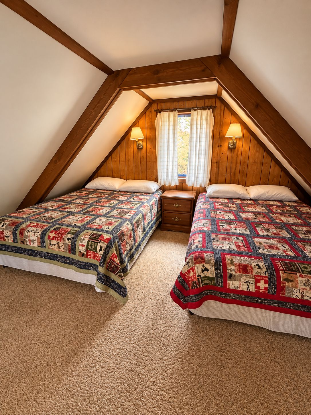 Een slaapkamer met twee bedden, houten wanden, een raam met gordijnen en een nachtkastje.