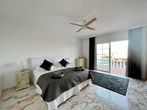 3 slaapkamers, een strijkplank/strijkijzer, wifi, beddengoed