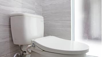 Deluxe Double Room | Bathroom | Shower, towels
