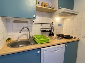 Microondas, placa de cocina, lavavajillas y cafetera o tetera