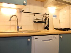 Mikrowelle, Herdplatte, Geschirrspüler