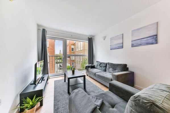 Smart TV - Modern Luxury Stylish 2-bed Apartment Steps From Canary Wharf - 612 Apartments (London)
