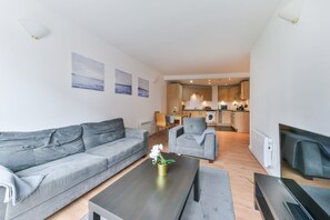 Smart TV - Modern Luxury Stylish 2-bed Apartment Steps From Canary Wharf - 612 Apartments (London)