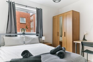 2 bedrooms, iron/ironing board, WiFi, bed sheets - Modern Luxury Stylish 2-bed Apartment Steps From Canary Wharf - 612 Apartments (London)