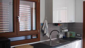 Køleskab, mikrobølgeovn, ovn, kogeplade