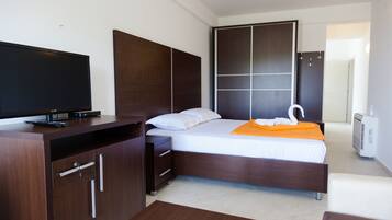 Studio | Két bảo mật tại phòng, bàn, màn/rèm cản sáng, phòng cách âm