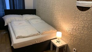 ベーシック 4 人部屋 | 遮光カーテン、WiFi (無料)