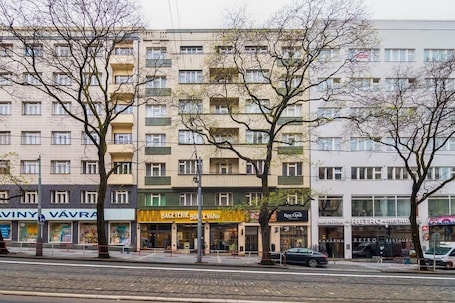 Exterior. Helen Hostel u Náměstí Míru