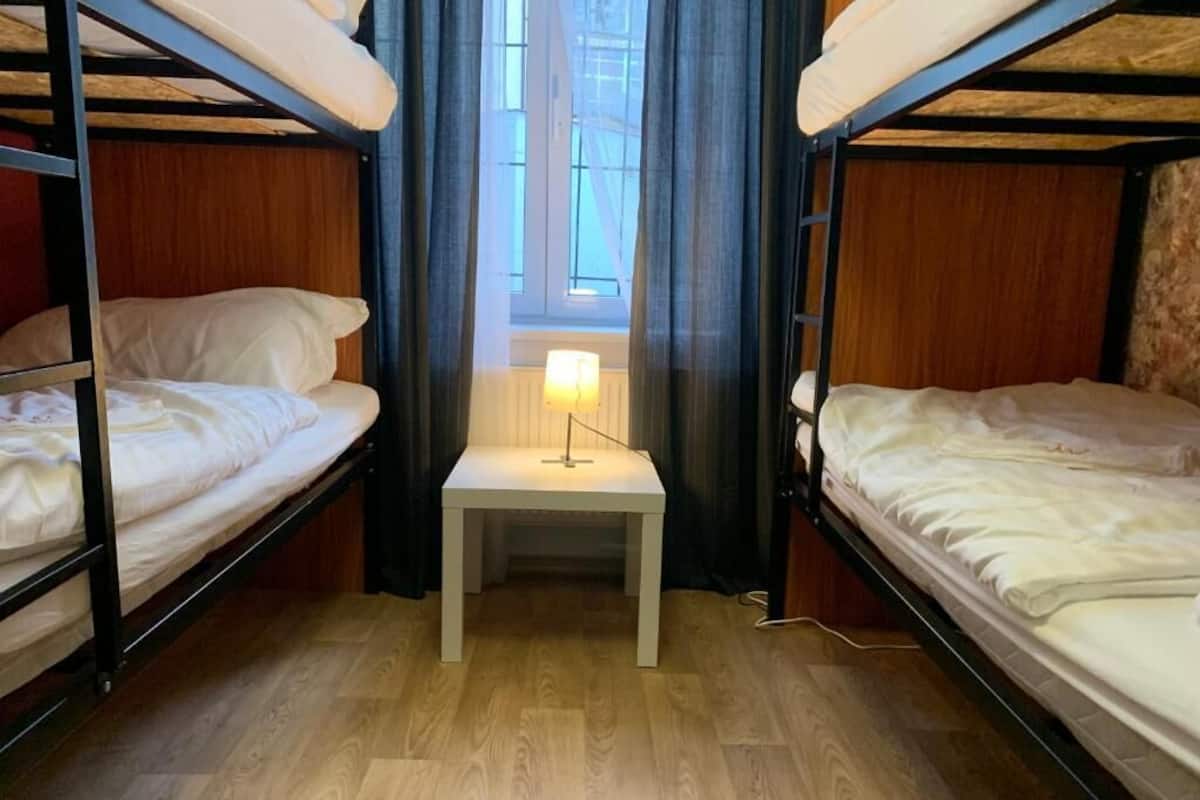 Habitación cuádruple básica | Cortinas blackout y wifi gratis