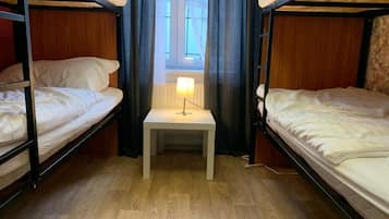 Habitación cuádruple básica | Cortinas blackout y wifi gratis