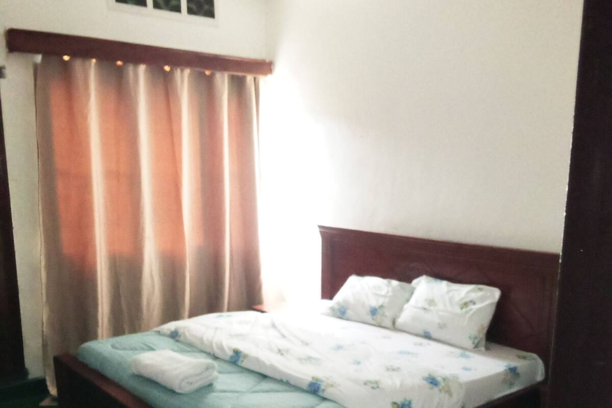 Chambre Standard double, 1 grand lit, vue sur le jardin | Espace de travail pour ordinateurs portables, accès au Wi-Fi (inclus)