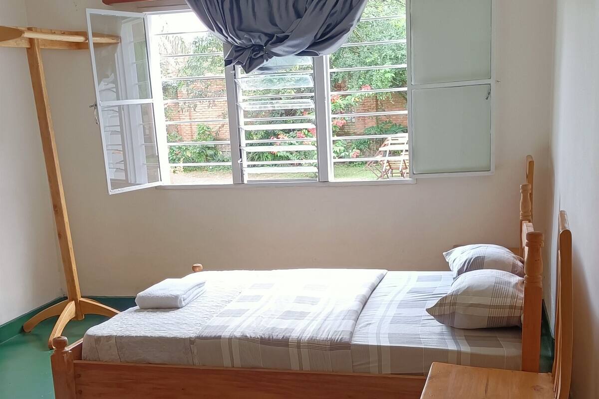 Chambre Standard double, 1 grand lit, vue sur le jardin | Espace de travail pour ordinateurs portables, accès au Wi-Fi (inclus)