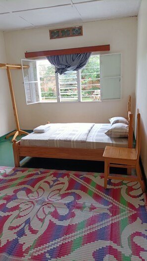 Quarto casal standard, 1 cama Queen, vista para o jardim | Individualmente mobiliados, espaço de trabalho para notebook