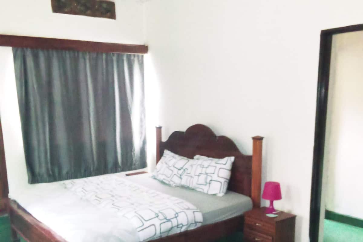 Muebles diferentes, espacio para trabajar con laptop y wifi gratis
