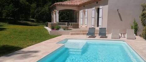 حمّام سباحة خارجي