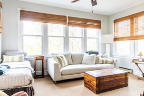 Smart TV - Assn Beach Steps Away, Hot Tub, Outdoor Shower, WIFI (Union Pier)