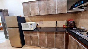 Een koelkast, een magnetron, een oven, een kookplaat