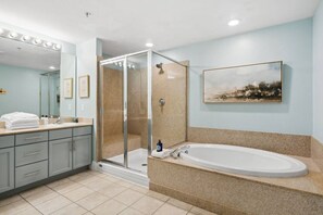 Combined shower/tub, hair dryer, towels